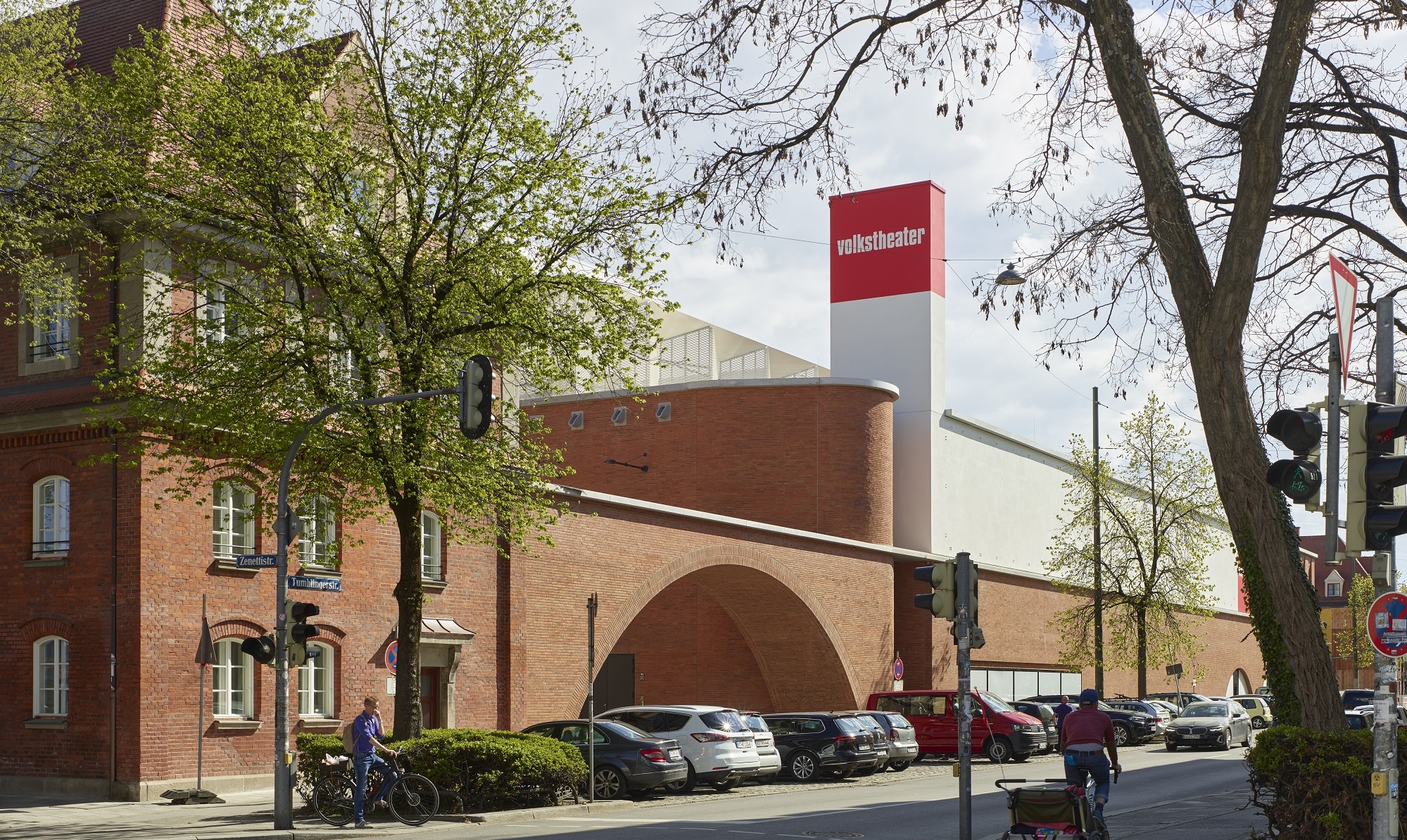 Außenansicht Volkstheater, rotes Ziegelgebäude